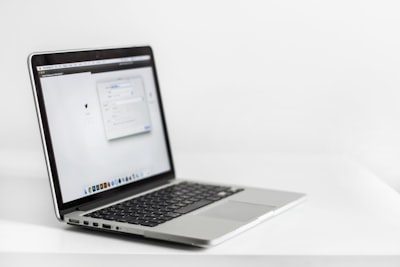 En browser åben på en computerskærm