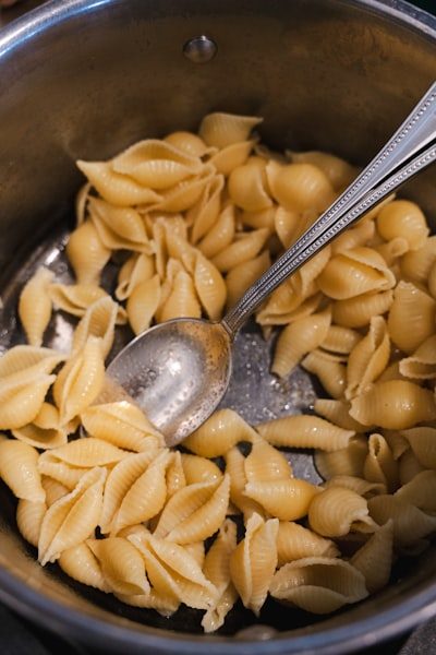 Pasta der koger i en gryde