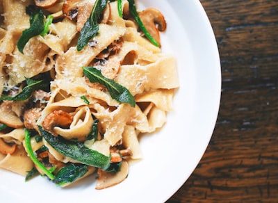 En tallerken med kogt pasta
