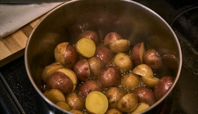 Kogte kartofler i en gryde
