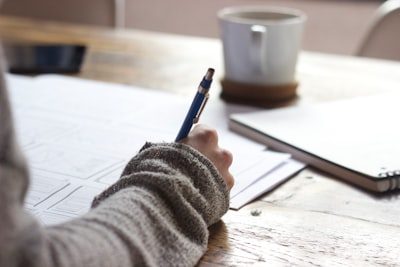 Studerende skriver en problemformulering